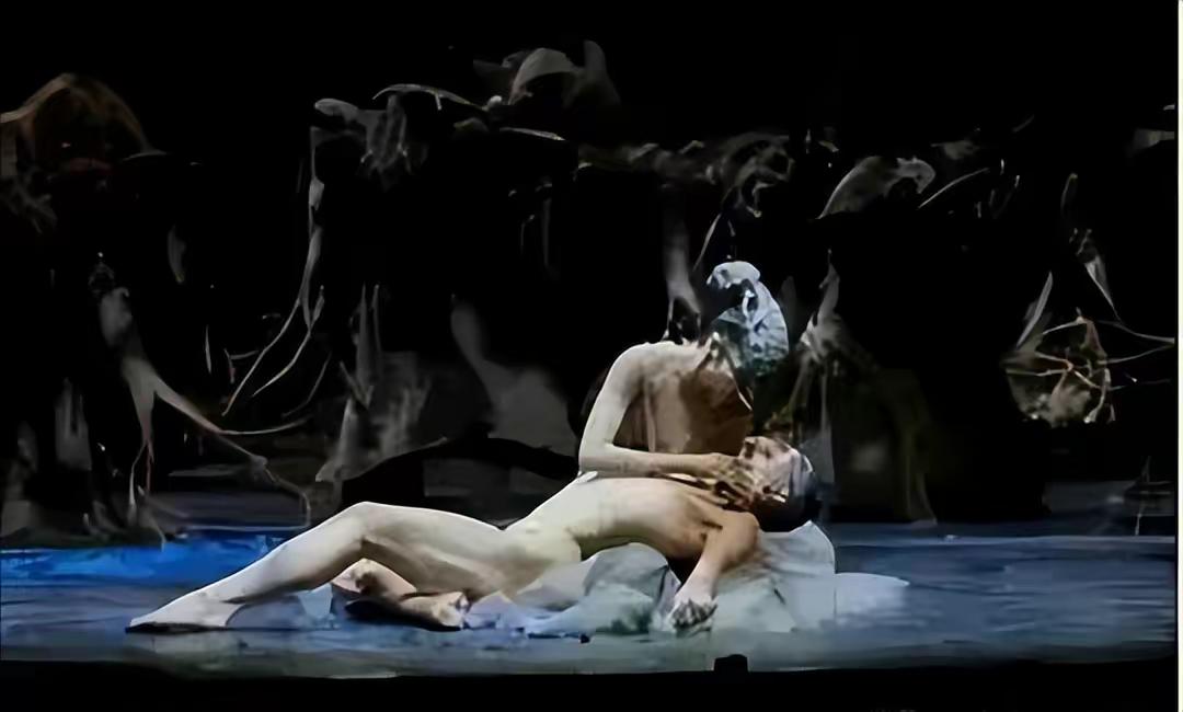 杨丽萍与男舞者惹争议,杨丽萍回应舞者造型被指不雅