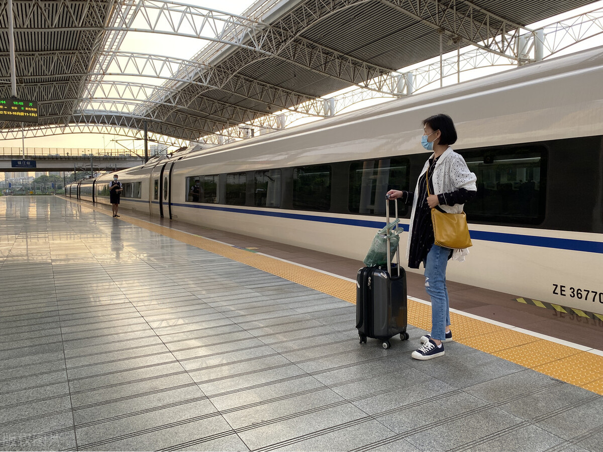 太便捷了，没带身份证也可以坐动车，还可打印车票