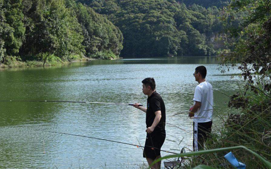 刘松松比赛用的什么鱼竿,刘松松代言过的鱼竿