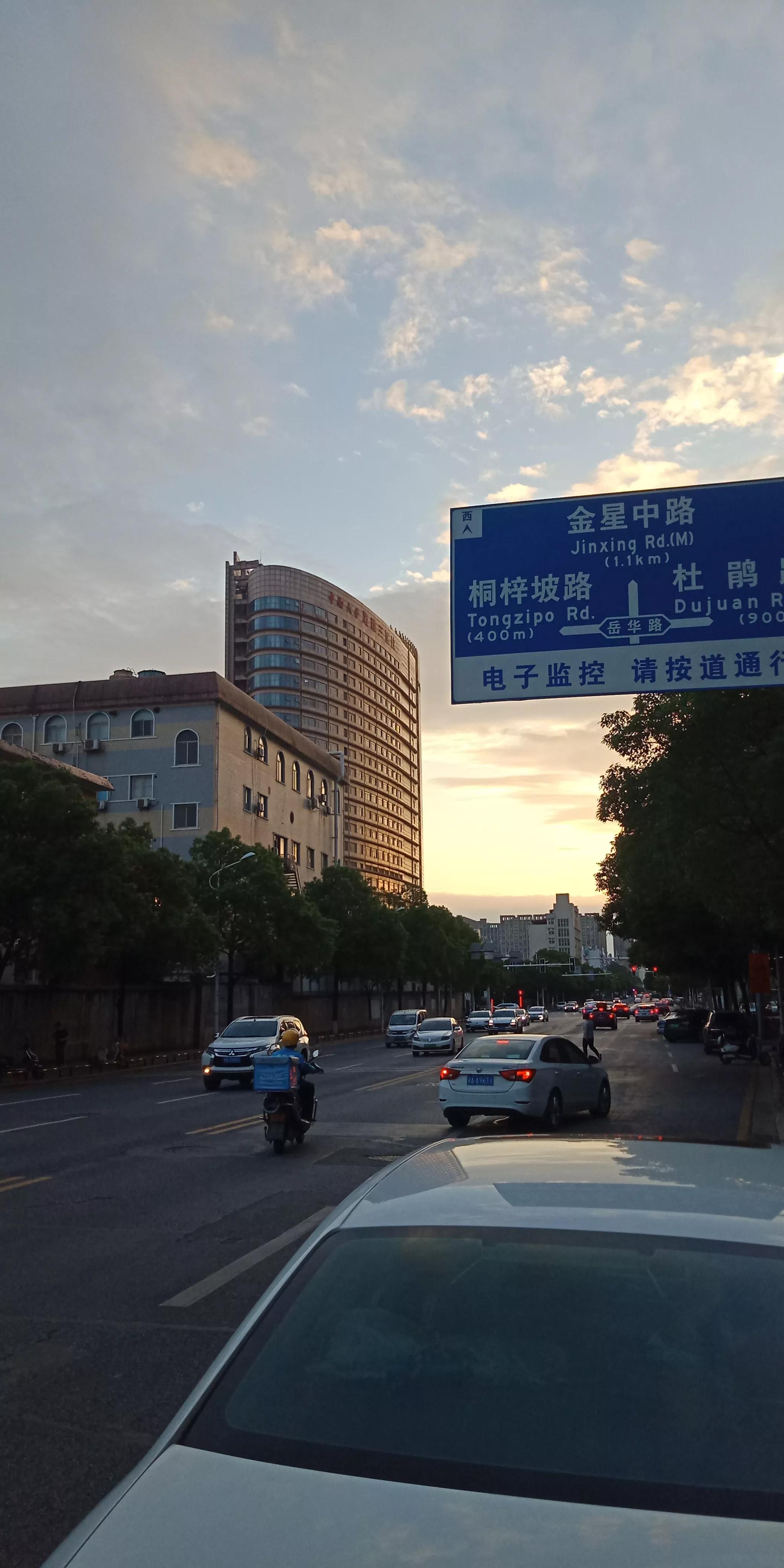 雄伟壮观的，湖南省长沙市中南大学湘雅三医院的外科大楼