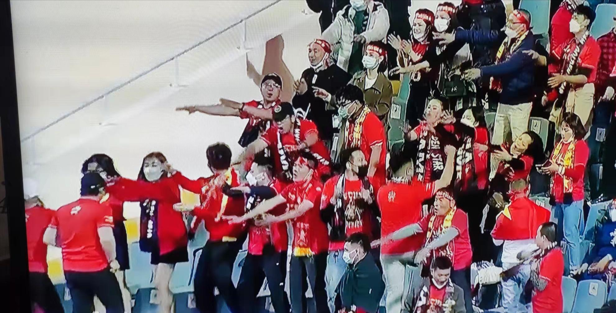 国足输给越南后越南球迷反应,越南3:1国足赛后球迷狂欢
