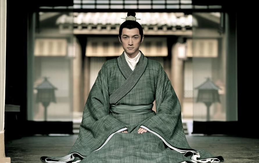 胡茬红唇，救命，代言化妆品的男明星太吓人了