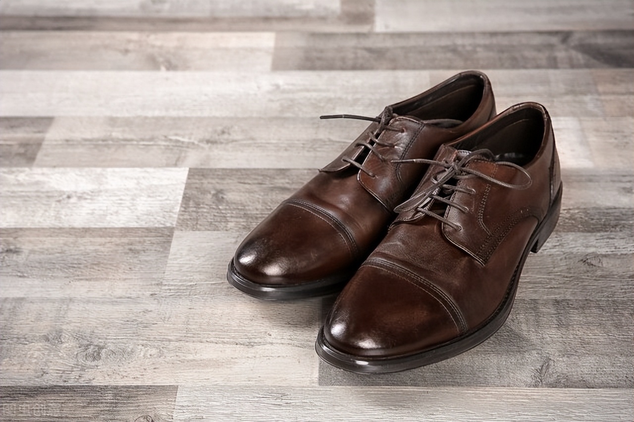 皮鞋没有鞋油还可以用什么来擦,擦皮鞋再也不用鞋油了