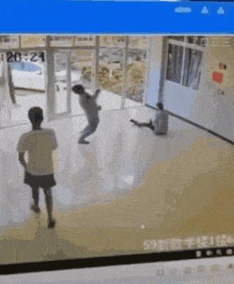 冰糕掉了一半,冰糕化在地上干了怎么清理