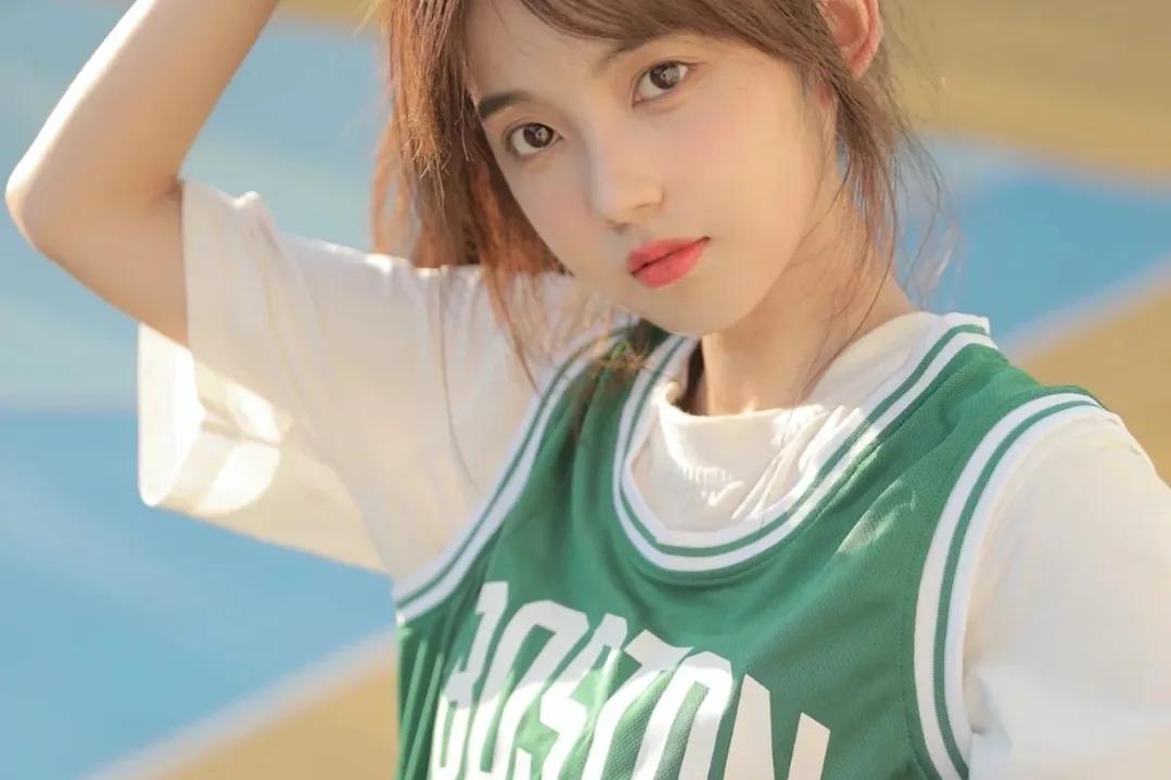 甜宠文，超美网红女大学生与家境显赫警察叔叔《你好，陈警官》