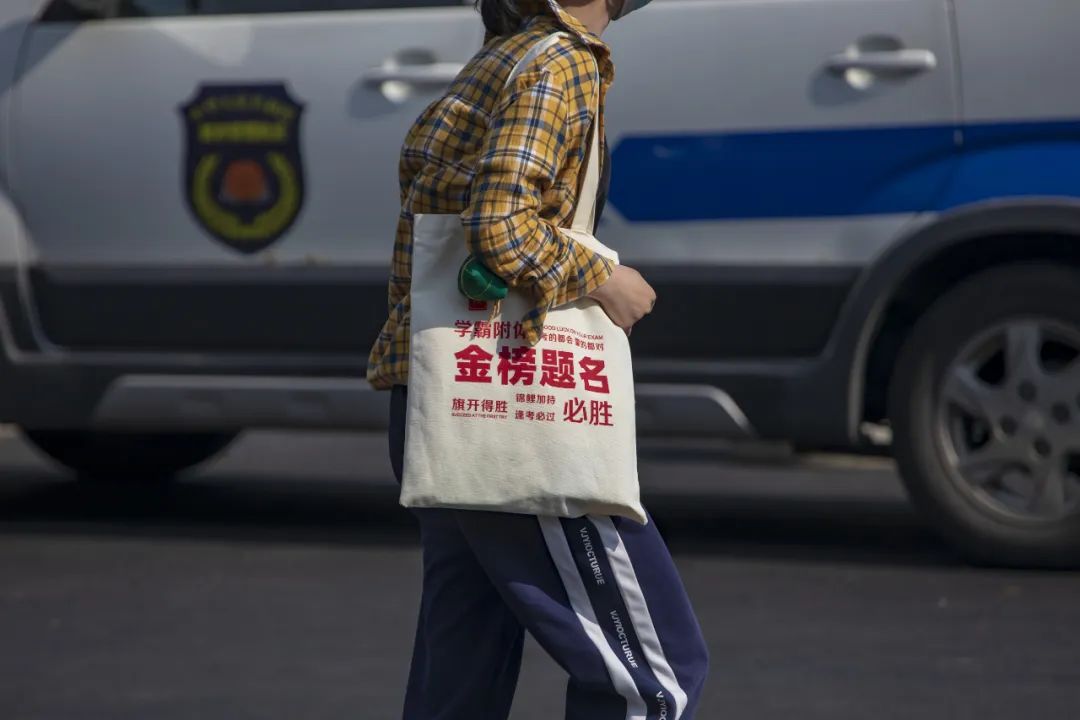 刚刚，青岛5万多勇士霸气走进战场！少年，此去何求？夺盛名、拔头筹、争魁首、独占鳌头！