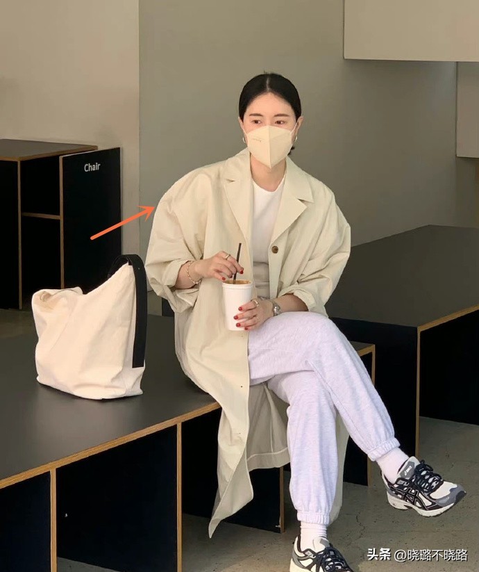 米白色风衣搭配黑色半筒靴子,风衣怎么搭配靴子好看