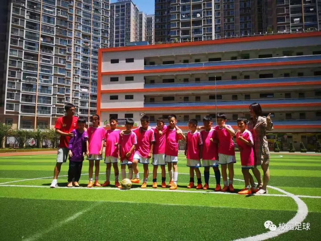 踢足球带来的快乐,踢足球是一天中必不可少的事