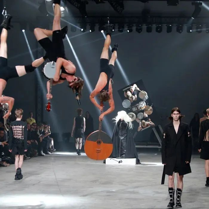 他被称时尚圈暗黑之王！神作爆红15年，侃爷以收藏他的桌子为傲？