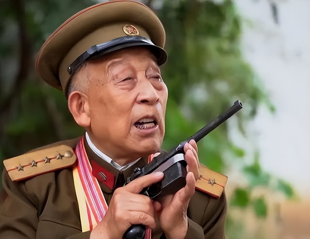 山东97岁老人手握双枪,山东97岁老人手持双枪