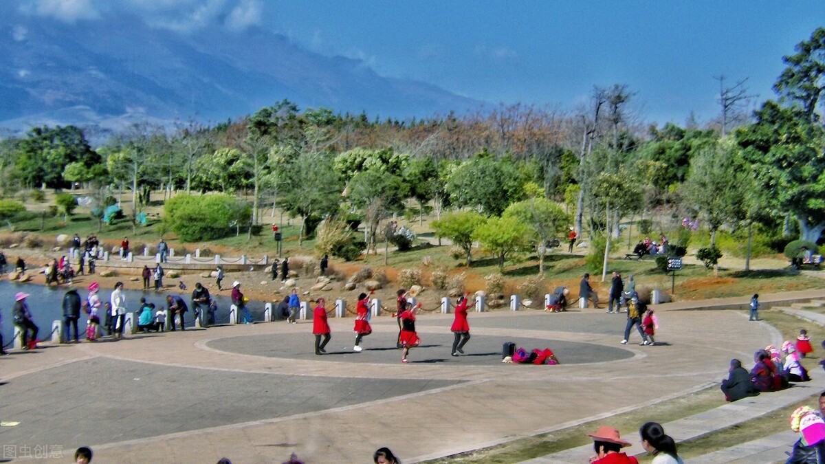 一群大妈为了跳广场舞闯进足球场,大爷大妈霸占足球场跳广场舞后续
