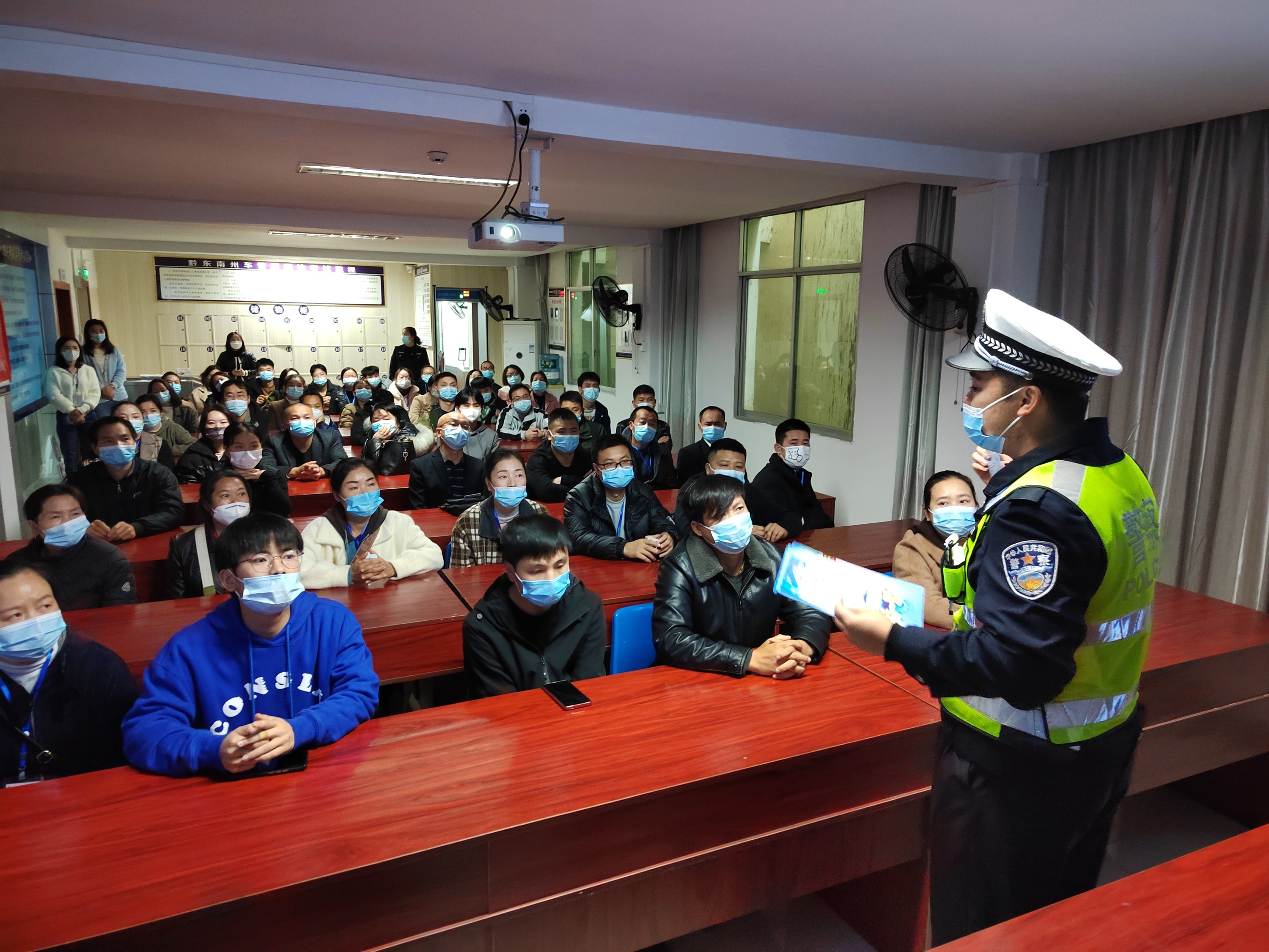 交通安全宣传进驾校,安全教育文明交通进驾校宣传