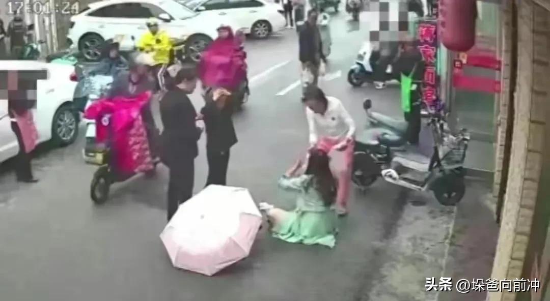 训犬师称罗威纳咬人或为应激反应,训犬师咬孩子