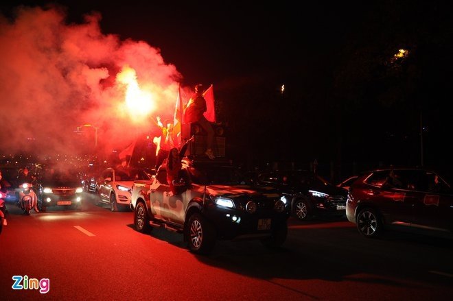 国足输给越南后越南球迷反应,越南3:1国足赛后球迷狂欢