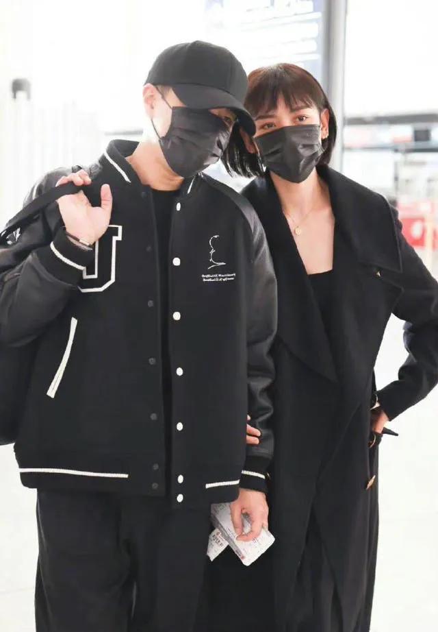 杨幂赴香港看望小糯米,刘恺威和杨幂带小糯米走机场