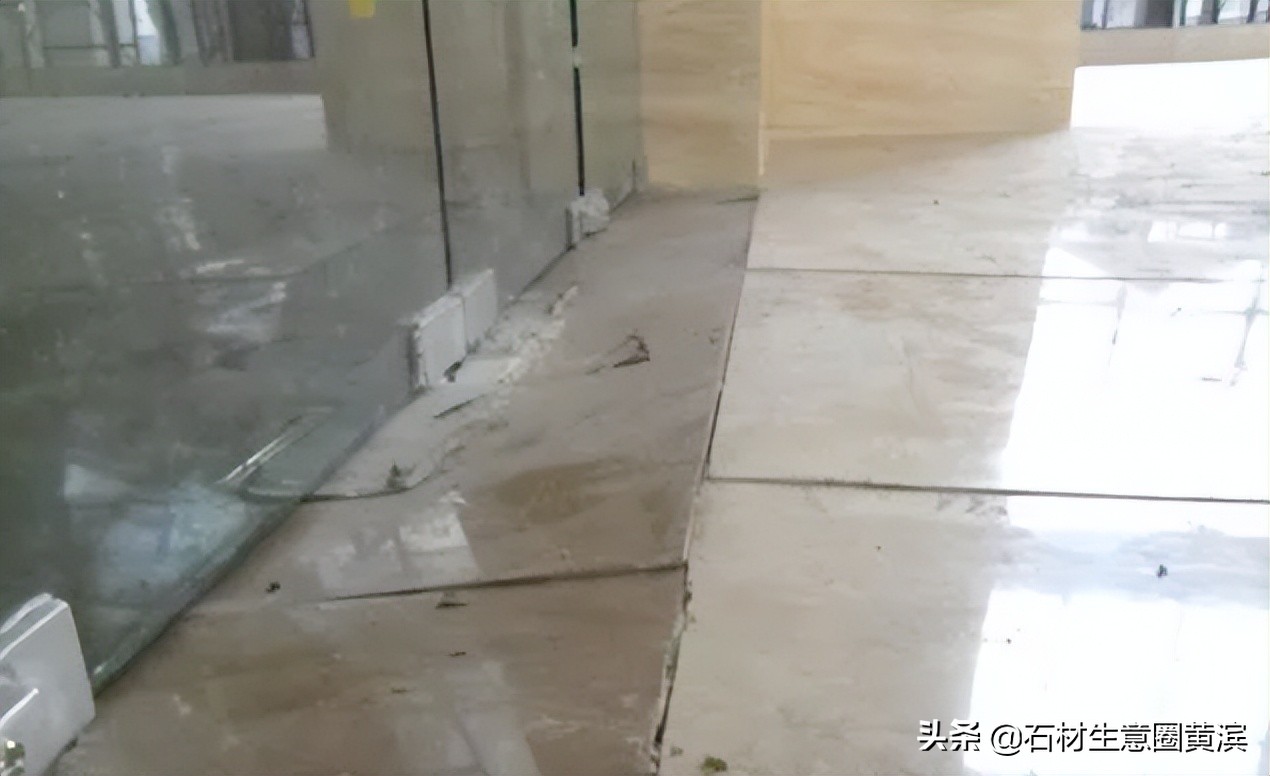 防止石材地面空鼓应采取哪些措施,大楼外墙下地面洒水石材空鼓塌陷