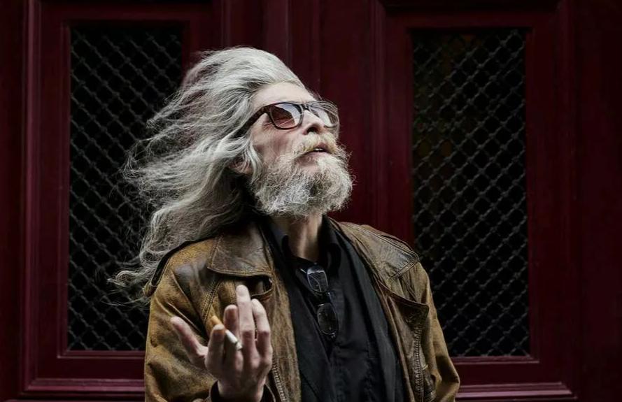 “世界第一美少年”，15岁被谣传死亡，美是原罪？今67岁白发飘飘