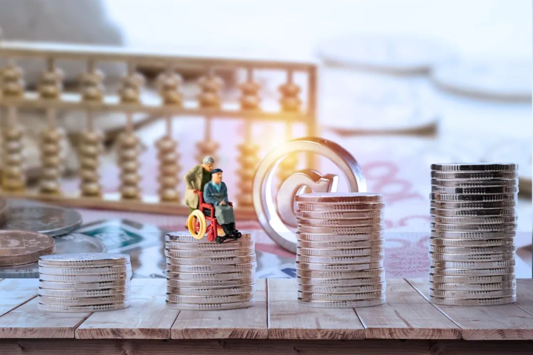 保险业务员骗取保险公司理赔款,保险业务员骗无收入老人买保险