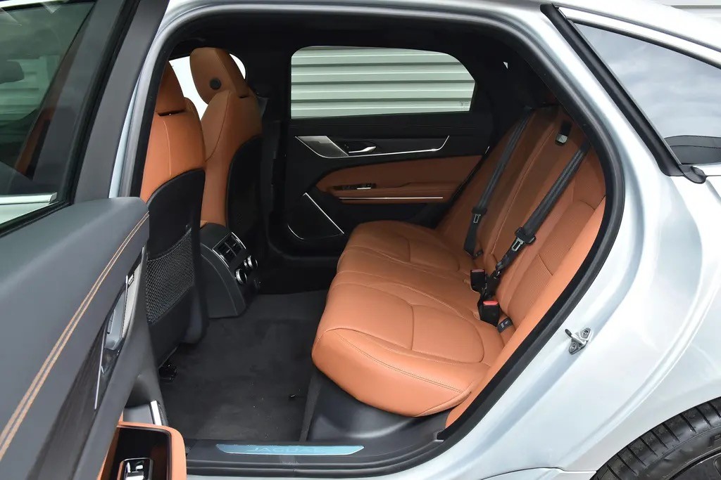 气场比奔驰E级还足，顶配6.4秒破百，还带四驱，捷豹XFL到底如何