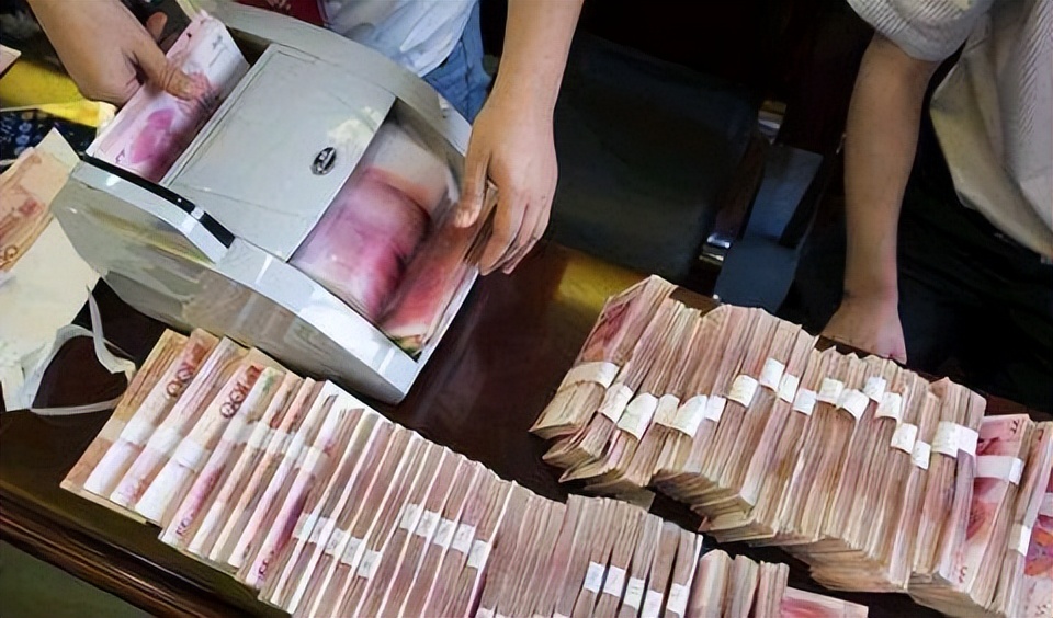 一顿饭花掉一百万完整版,一顿饭把百亿富婆骗到手