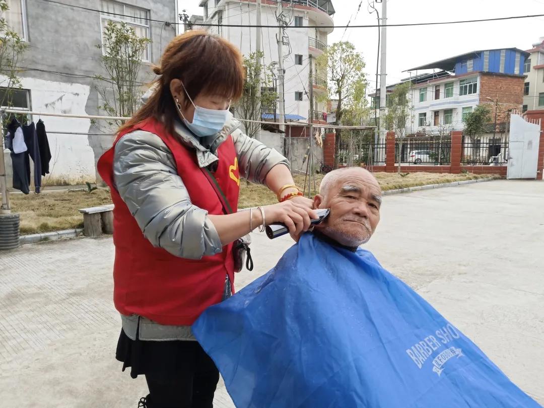 志愿者给敬老院老人理发,社区志愿者免费为高龄老人理发