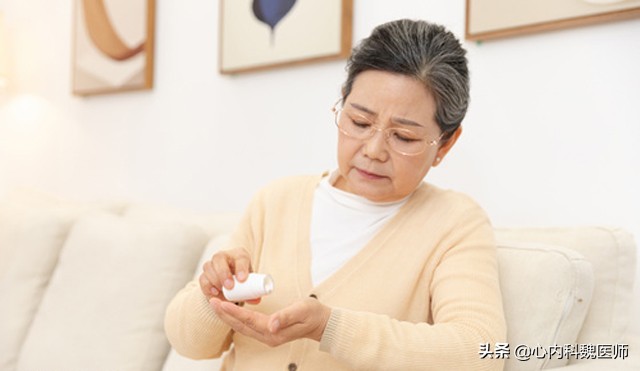 脑梗病人吃叶酸和b12b6起什么作用,老年人预防脑梗如何补充叶酸和b12