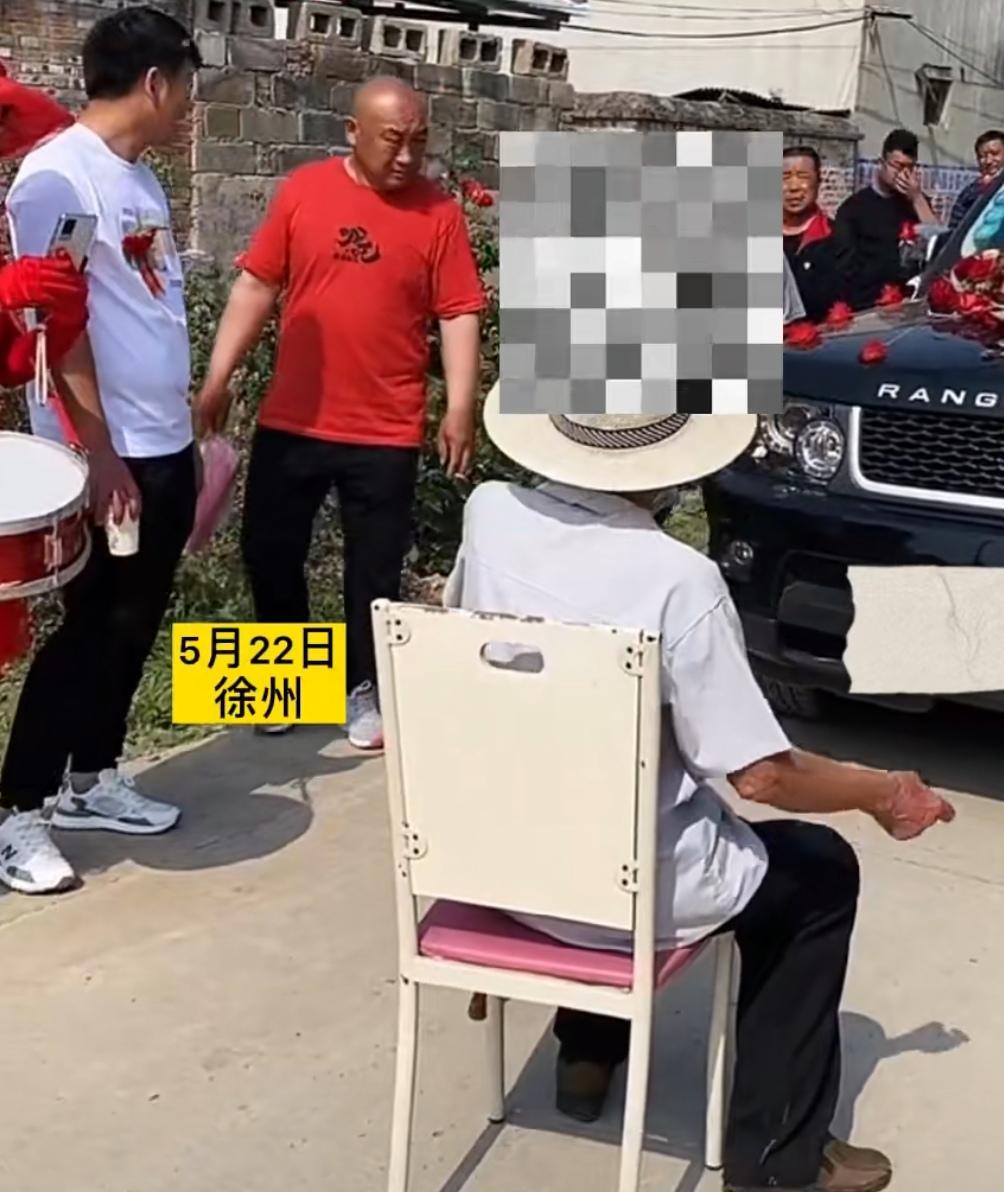 徐州男子拦婚车要钱后续,徐州老人拦婚车