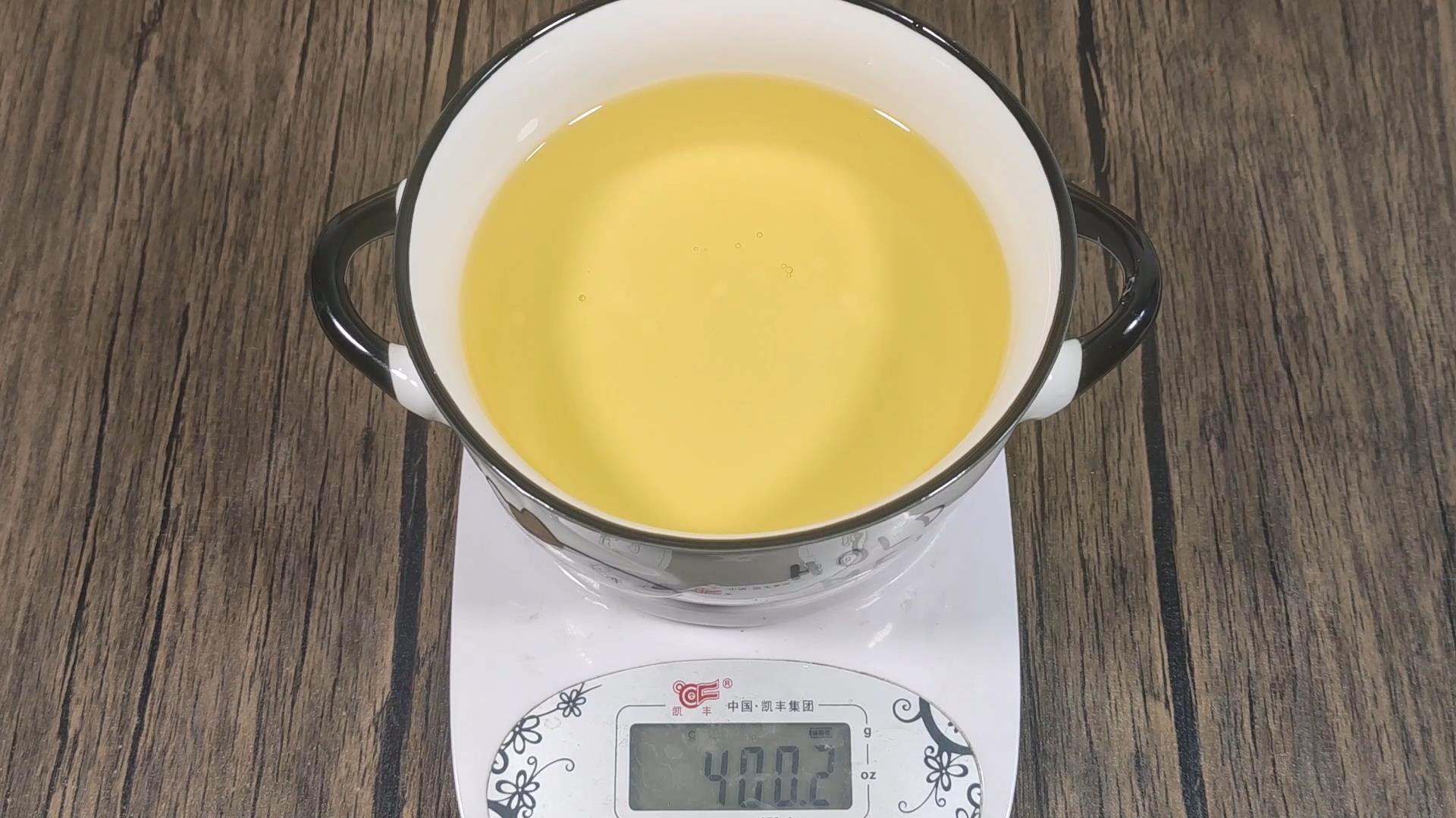 油炸花生米怎么放保持长久的酥脆,油炸花生米要不要泡一下