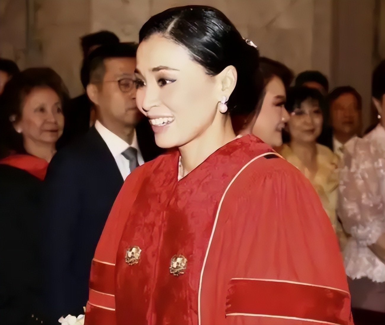 苏提达2024年照片,苏提达获得44个博士学位