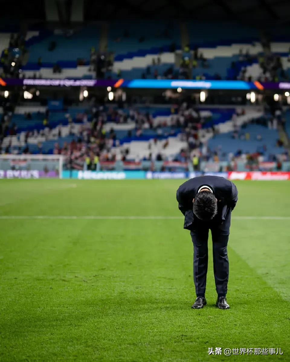 日本主帅鞠躬致歉,日本队主教练向球迷致歉