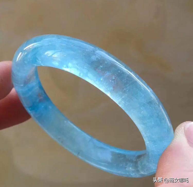 除了金银还有什么首饰,天然宝石制成的手镯