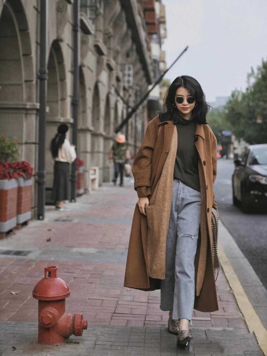 驼色大衣多种风格穿搭攻略,驼色大衣配色法则教你穿出高级感