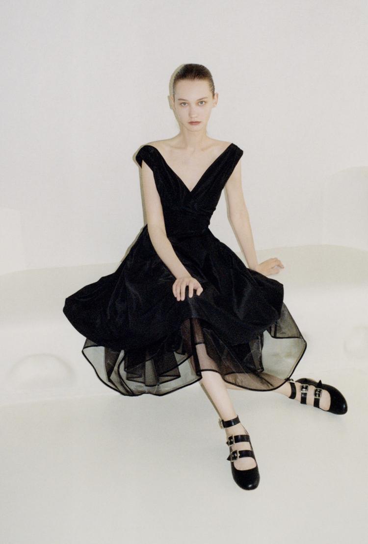 孟晚舟穿的白色连衣裙是什么品牌,孟晚舟同款连衣裙大码