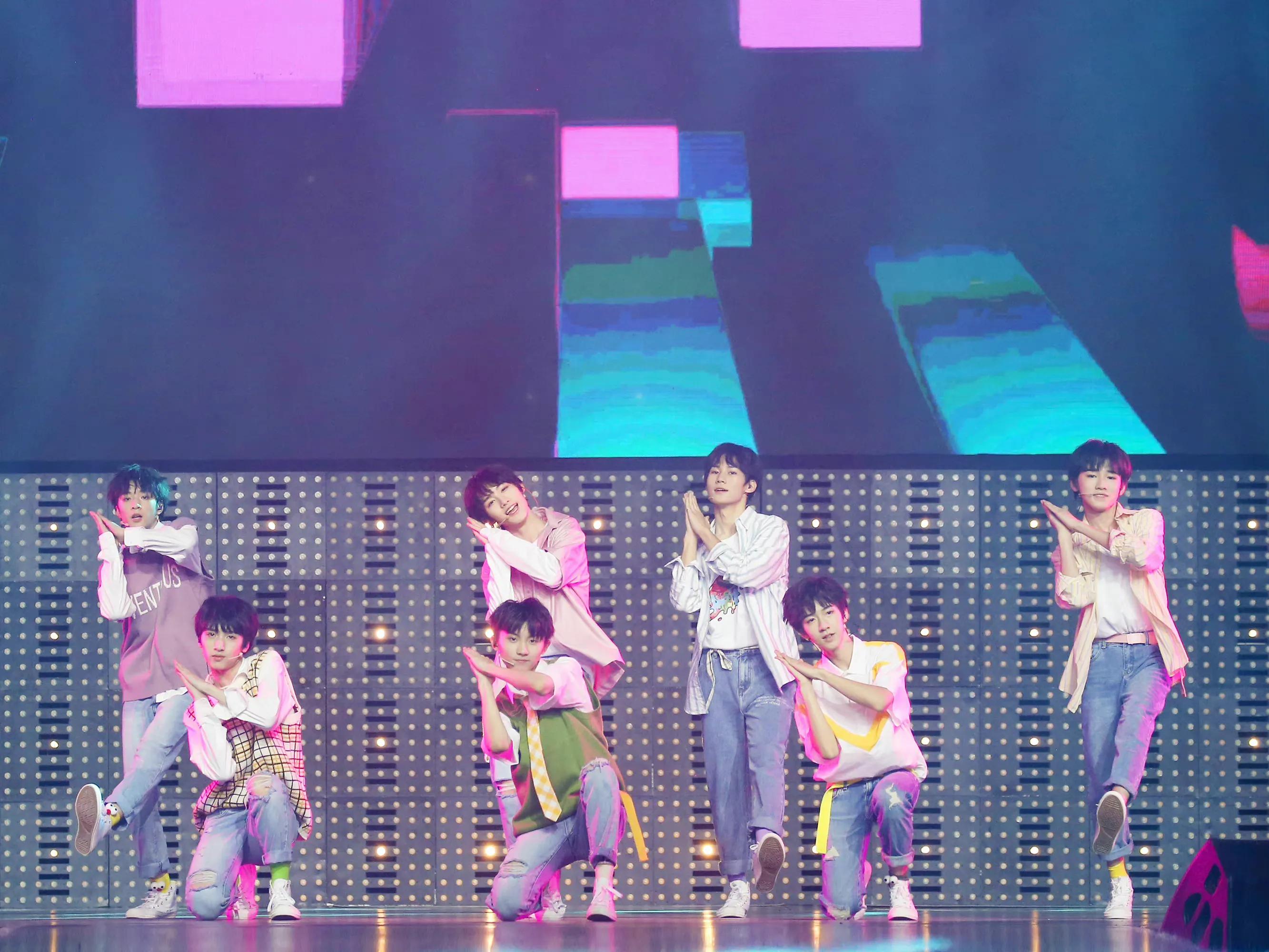 郭敬明和时代少年团合照,时代少年团全员可爱照片合照