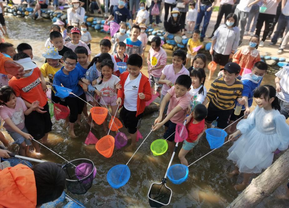 过年买给小朋友的零食礼物,致小朋友的一份礼物请查收