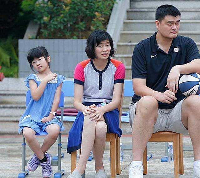 姚明和老婆叶莉成全场焦点,姚明妻子叶莉的简历