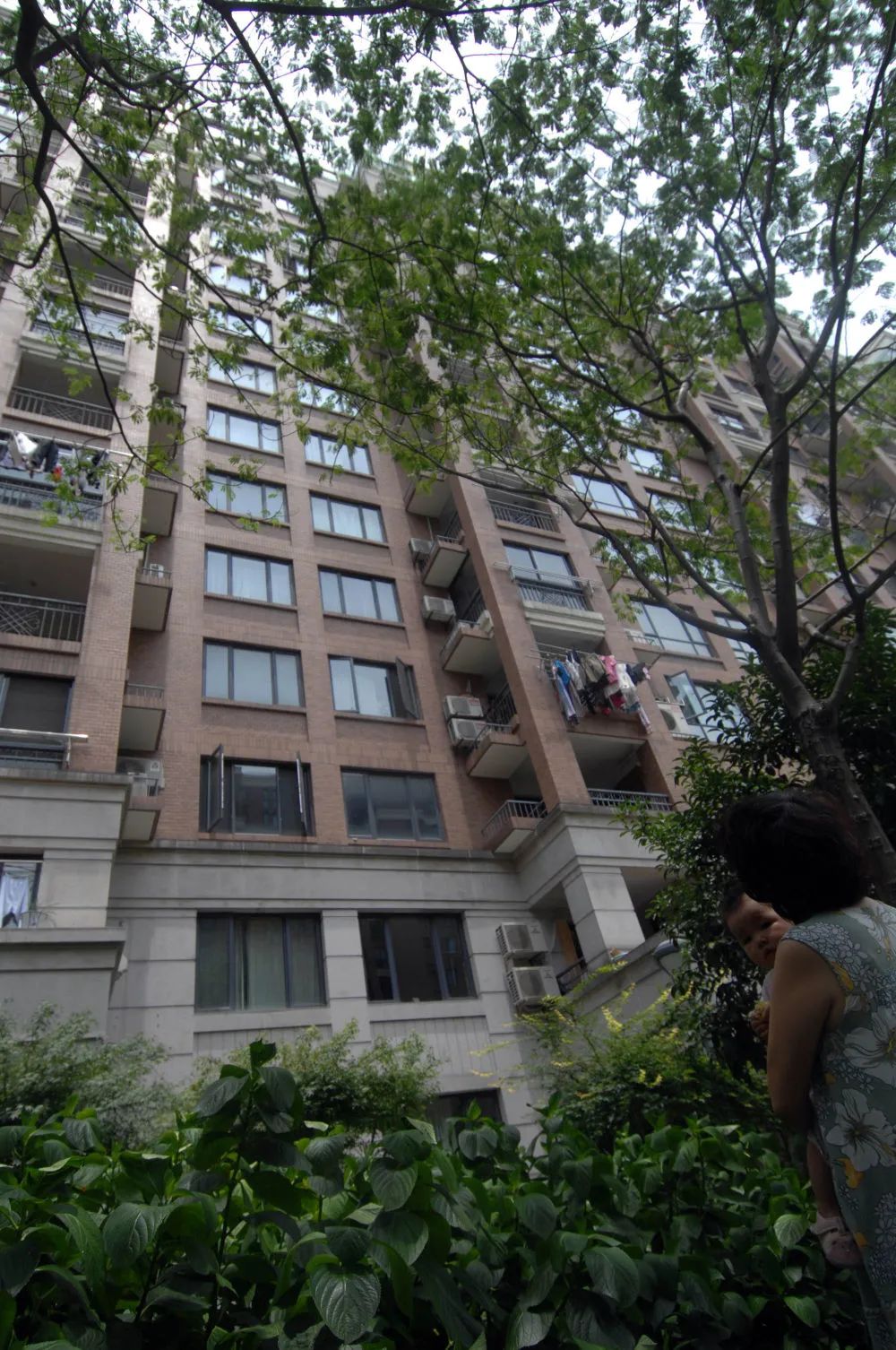 8人用被子接住坠楼女孩视频,小孩坠楼女子徒手接住