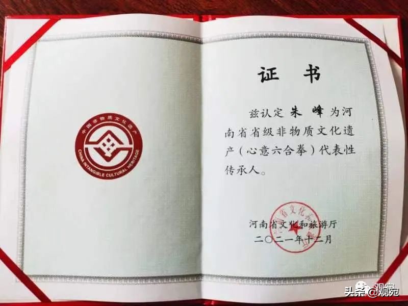 马路上行走的路人突然盯着自己看,走在路上时路人的眼光