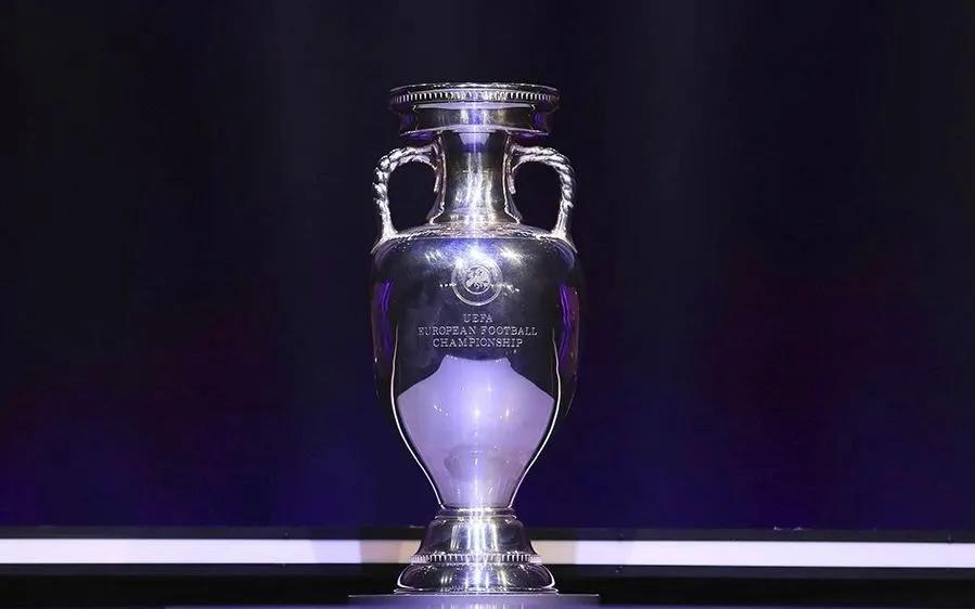 五大联赛冠军奖杯哪个好看一点,五大联赛的冠军奖杯哪个好看