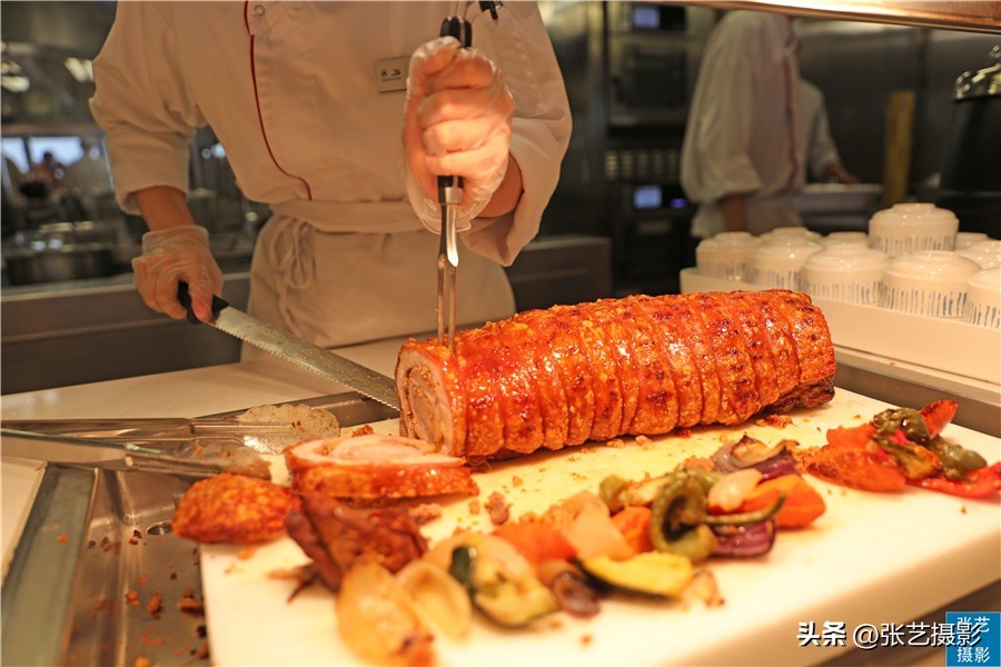 悬挂五星红旗豪华邮轮招商伊敦号，穿过百年历史尘烟再次启航