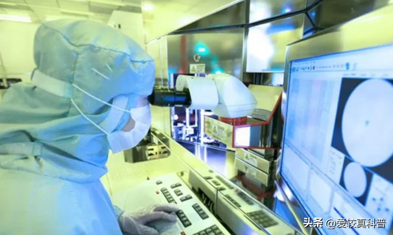 狠砸2800亿，逼迫全球芯片巨头站队！美国“芯片法案”在搞什么鬼