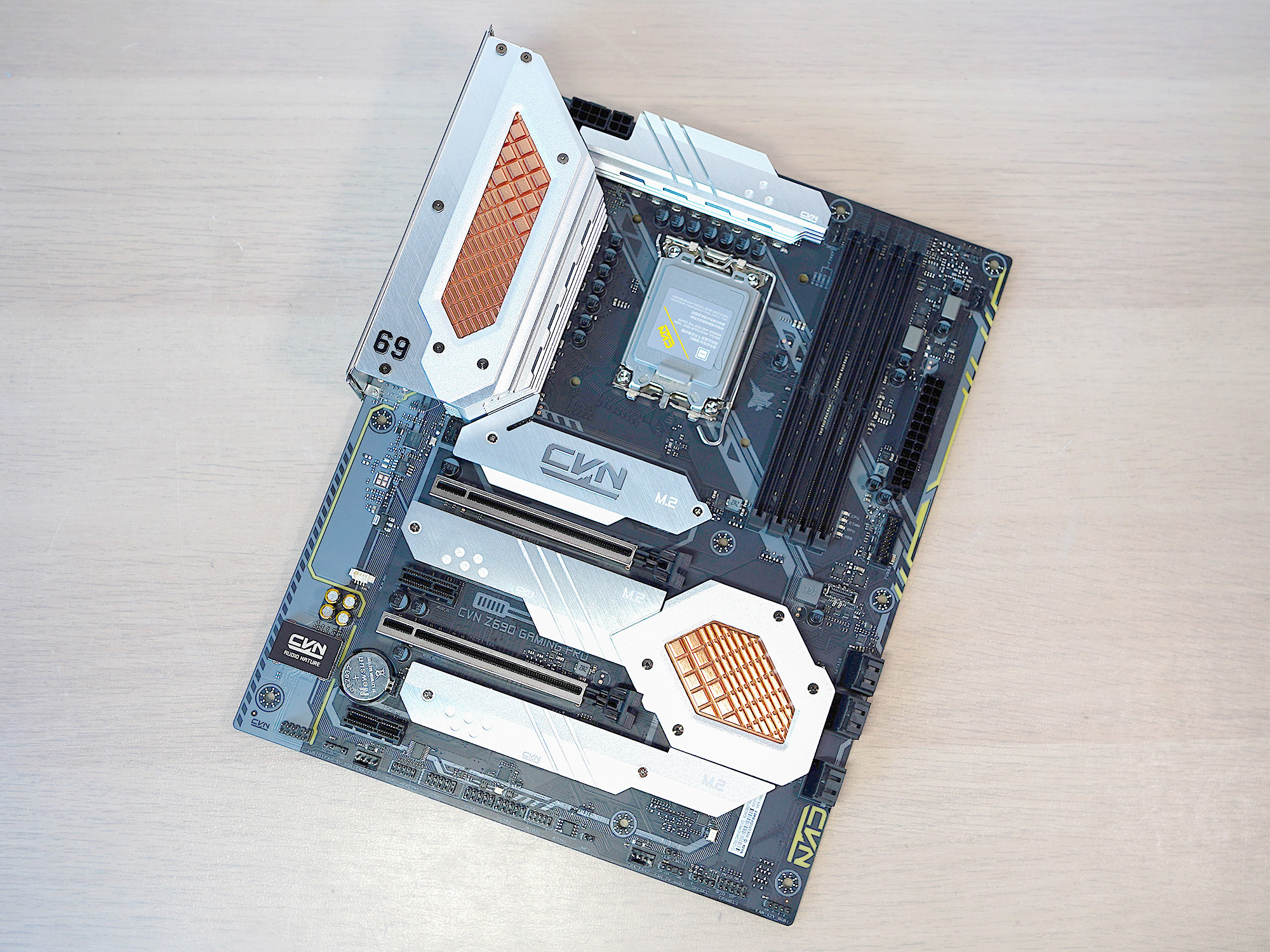 白银经典配色，最强风冷组合，能玩老头环，也是生产力的PC主机