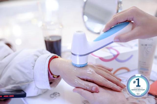 如新NO.1专车驶上街头，你与它“美丽”邂逅了么？