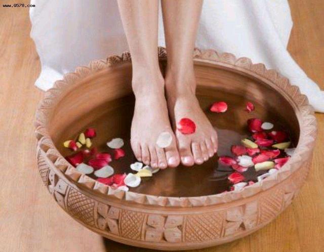 热水泡脚养生还是害己,热水泡脚是养生还是慢性劳损