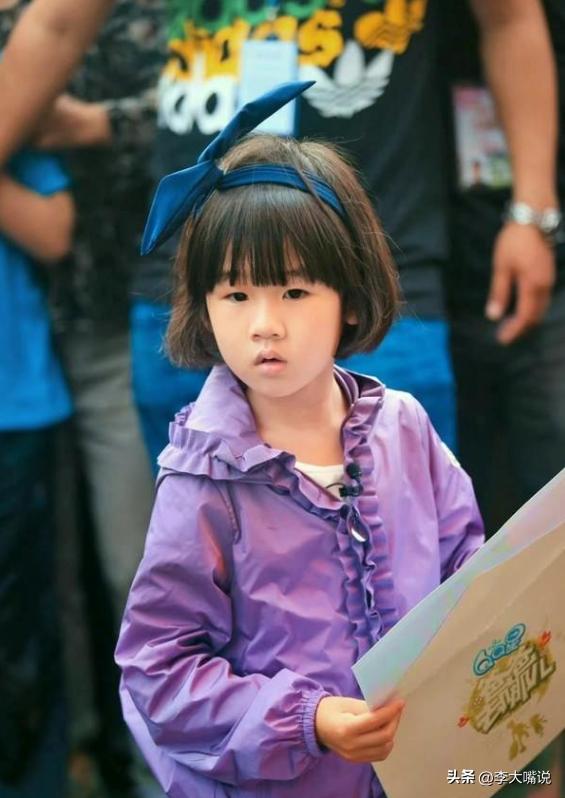 陆毅父女拍写真，贝儿双腿太细遭质疑，鲍蕾晒花絮视频力证未p图