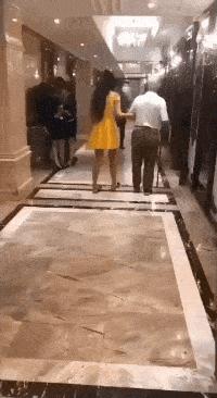 女孩子看起来外表美丽，其实裤袜已经掉到大腿根了！哈哈哈