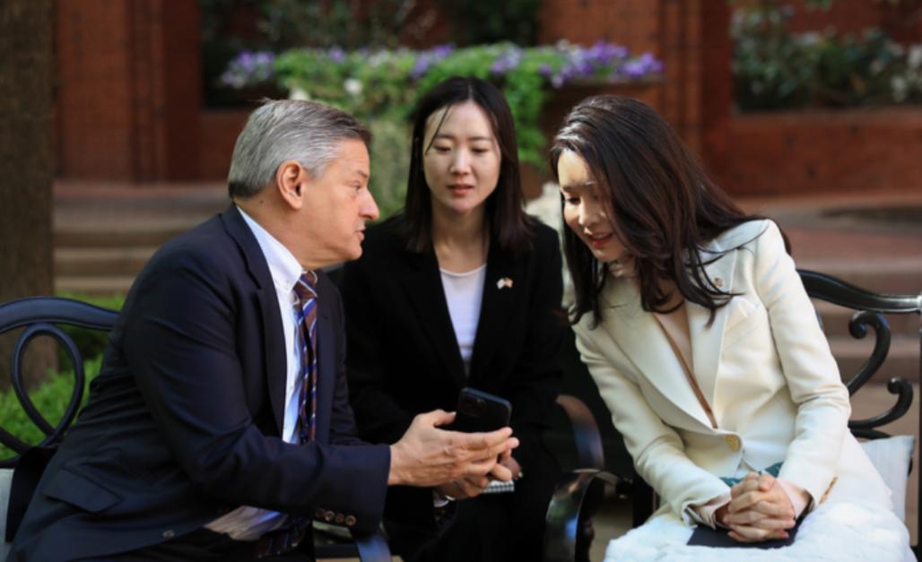 韩国第一夫人黄色裙子配黑西装,韩国第一夫人粉色穿搭