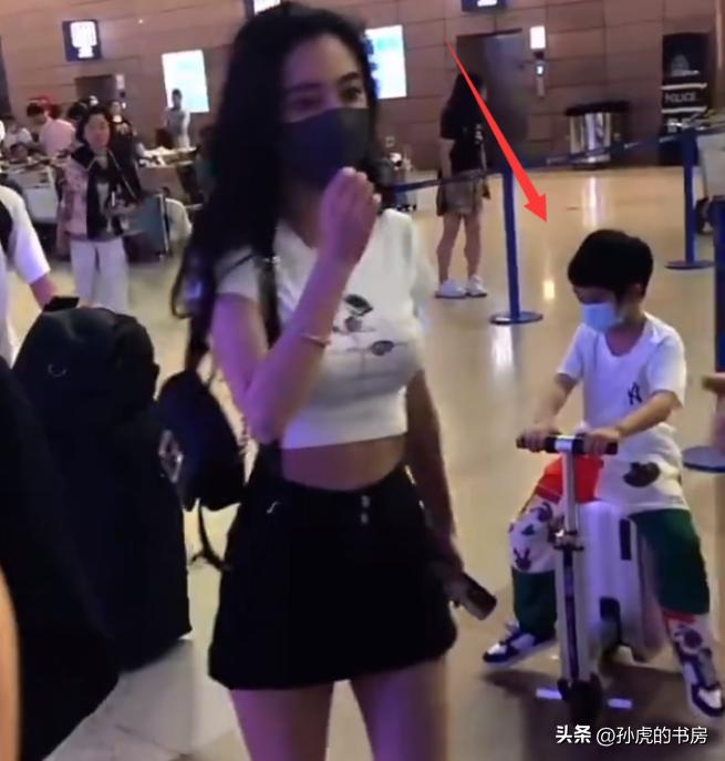 baby机场小海绵曝光,网上晒出angelababy陪儿子小海绵