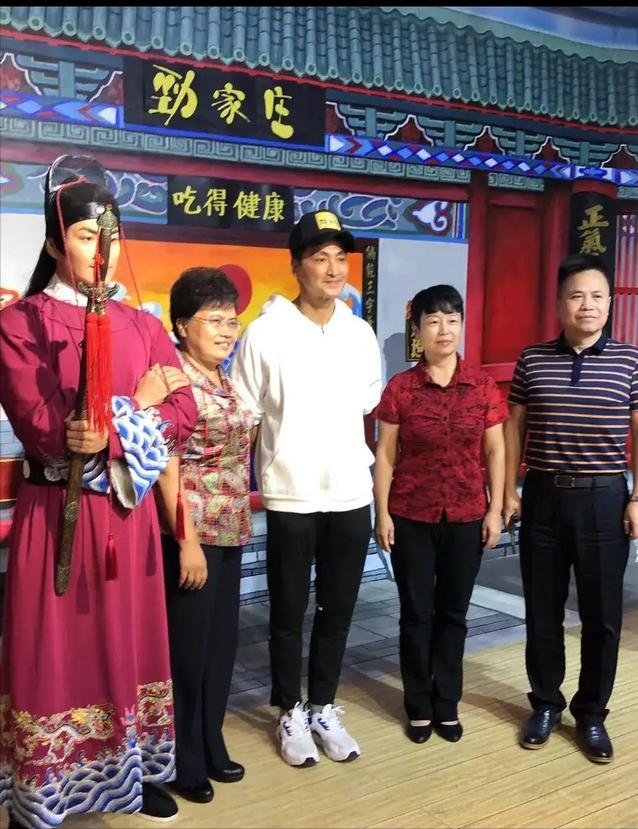 何家劲经历过哪些事,何家劲的工厂有多少人