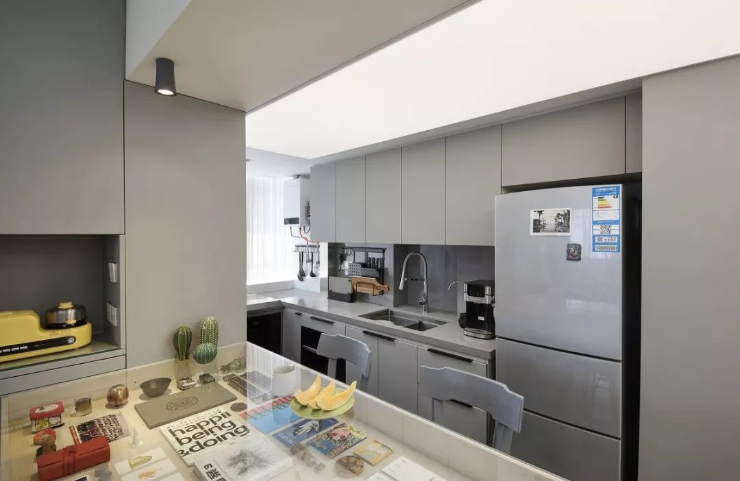 我把冰箱放在厨房里，朋友见了却断定我家既耗电，使用体验还不好